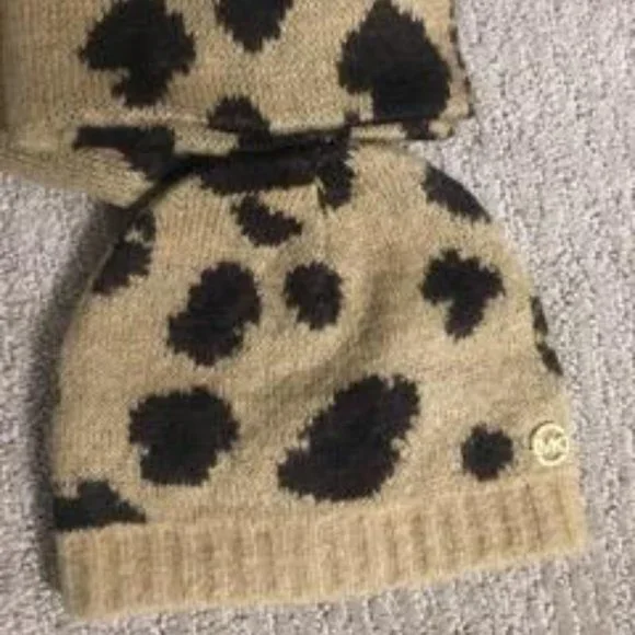 Michael Kors Hat & Scarf set - Picture 2 of 3